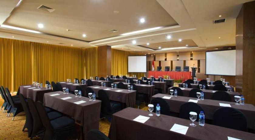 Horison Ultima Semarang Hotel Exterior photo