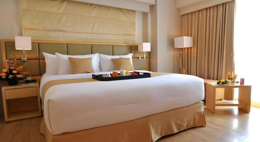Horison Ultima Semarang Hotel Exterior photo